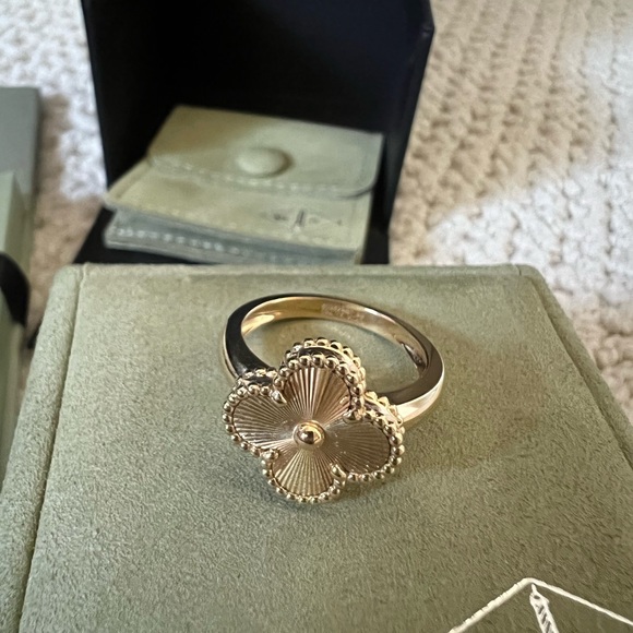 *sold*Van Cleef & Arpels Vintage Alhambra Ring 18K Yellow Gold - Picture 6 of 9